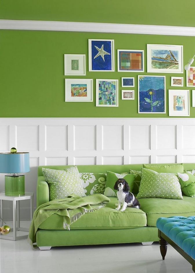 ألوان حوائط تختار الأزرق البنفسجي مع مصابيح إنارة تبرز اللون