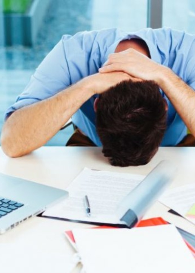 الإحباط قاد موظف ياباني لطعن نفسه بالسكين