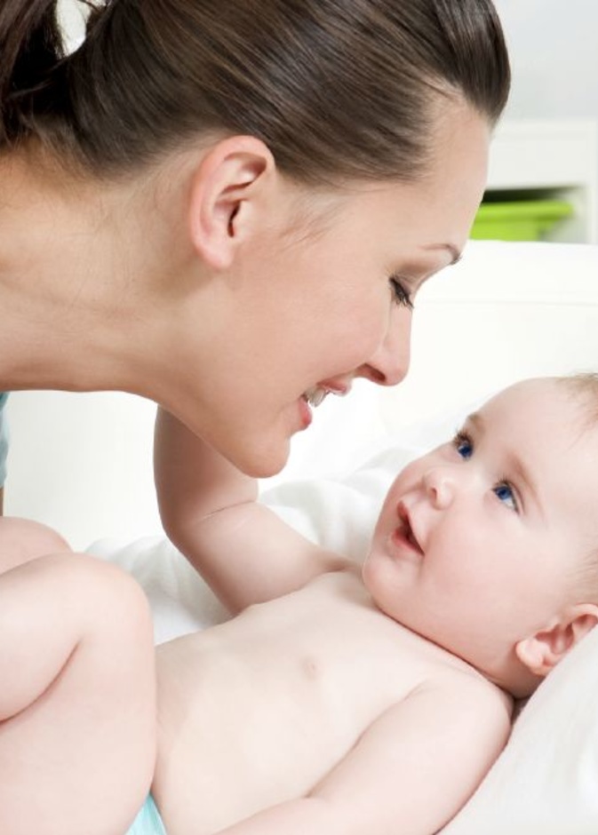 ما هو الوقت المناسب للتواصل مع الرضيع والتحدث إليه؟