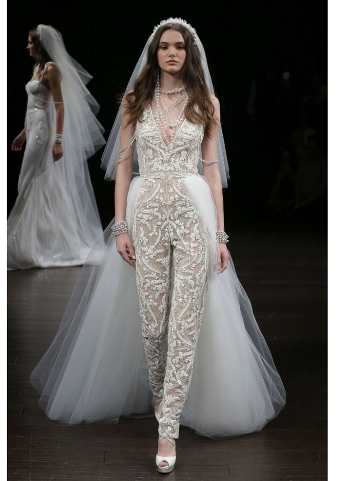 فستان بدون أكمام من ايلي صعب