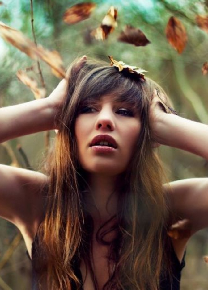 العروس المصابة باكتئاب الخريف يسيطر عليها الحزن وترغب بالبكاء