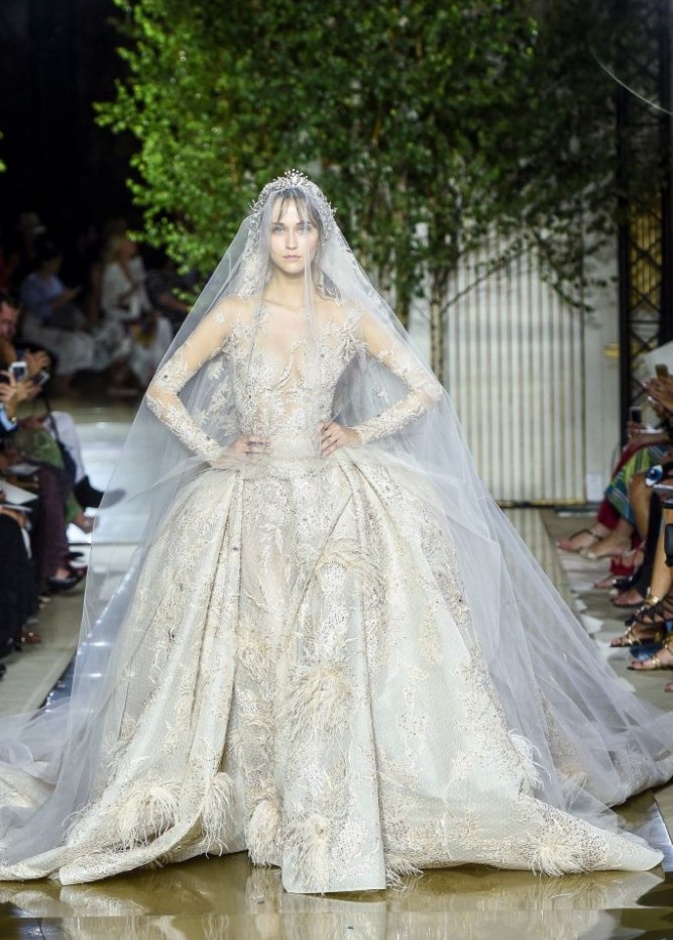 فستان الزفاف الفخم في ختام عرض جورج حبيقة في اسبوع الموضة في باريس لخريف 2018