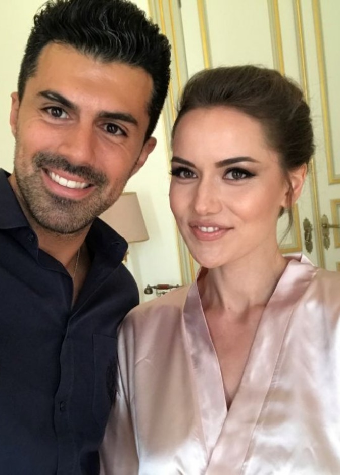 المصمم التركي راشد باغزيباغلي مع الممثلة فهرية افجين