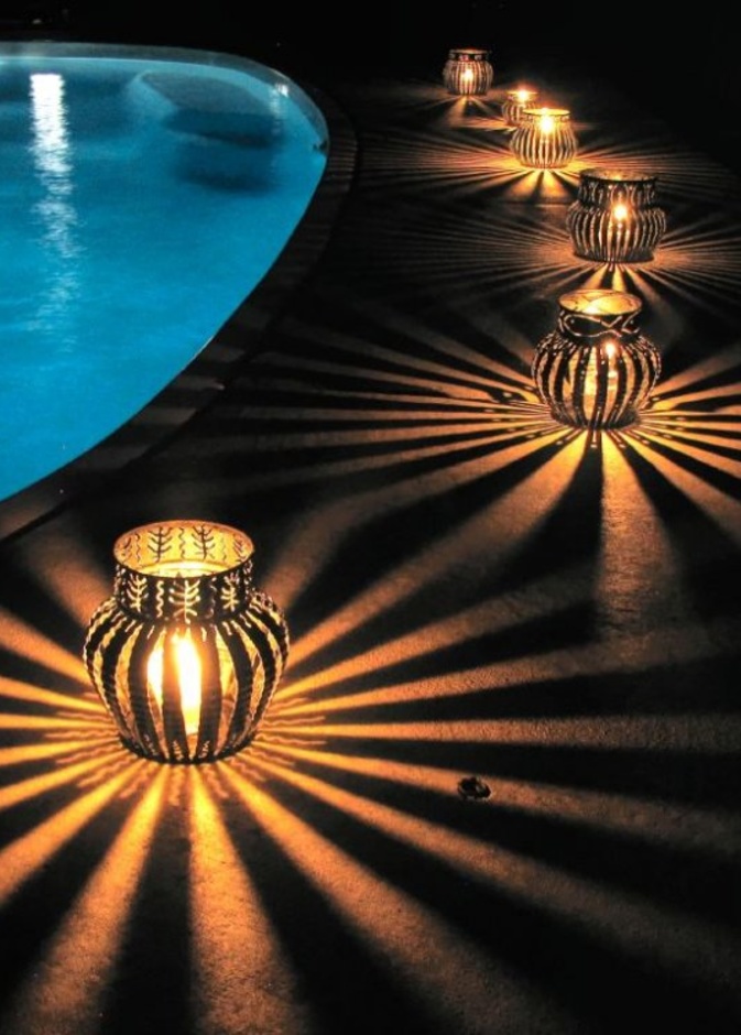 الورود هي الحاضر الابرز لتزيين بركة السباحة في حفلات الزفاف