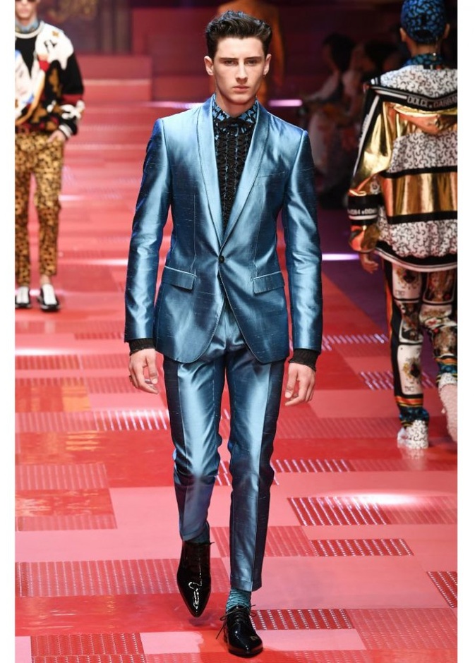 بناطيل مقلمة عرضتها دار فيرزاتشي ‏Versace