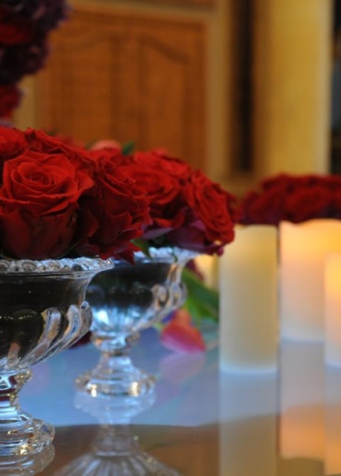 زيّني طاولات زفافك بالورود الحمراء