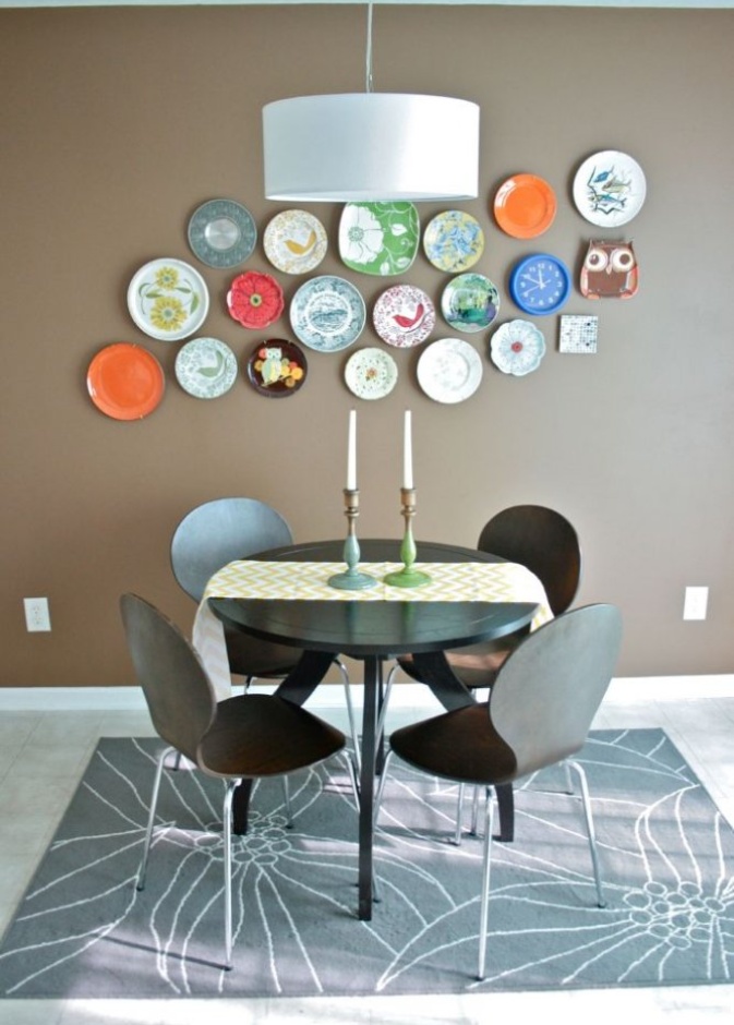 الكراسي المميزة حول طاولة دائرية من الزجاج في غرفة الطعام.