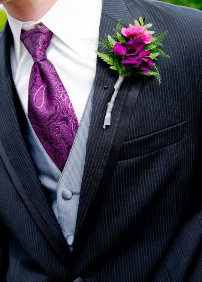 تميز اللون البنفسجي في إطلالة العريس.