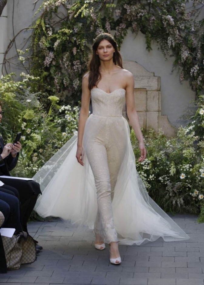 جمبسوت مكشوف الاكتاف من Monique Lhuillier