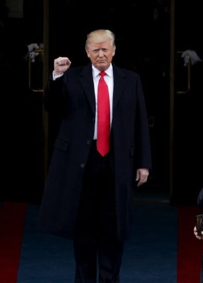 خطأ كارثي ارتكبه دونالد ترامب بانتقائه ربطة عنق حمراء طويلة جداً