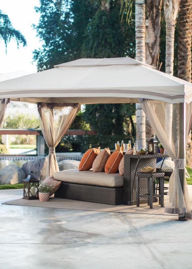 ديكور جلسات خارجية مميز لخيمة رمضانية في الحديقة