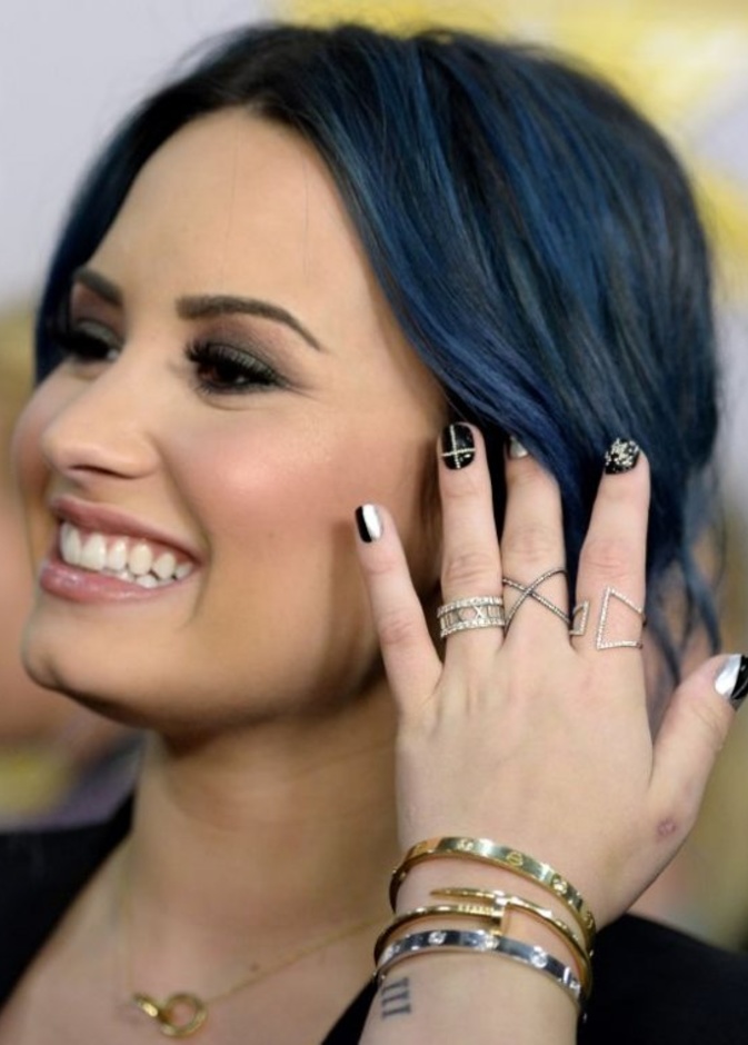 ديمي لوفاتو تعشق صيحة Stacking