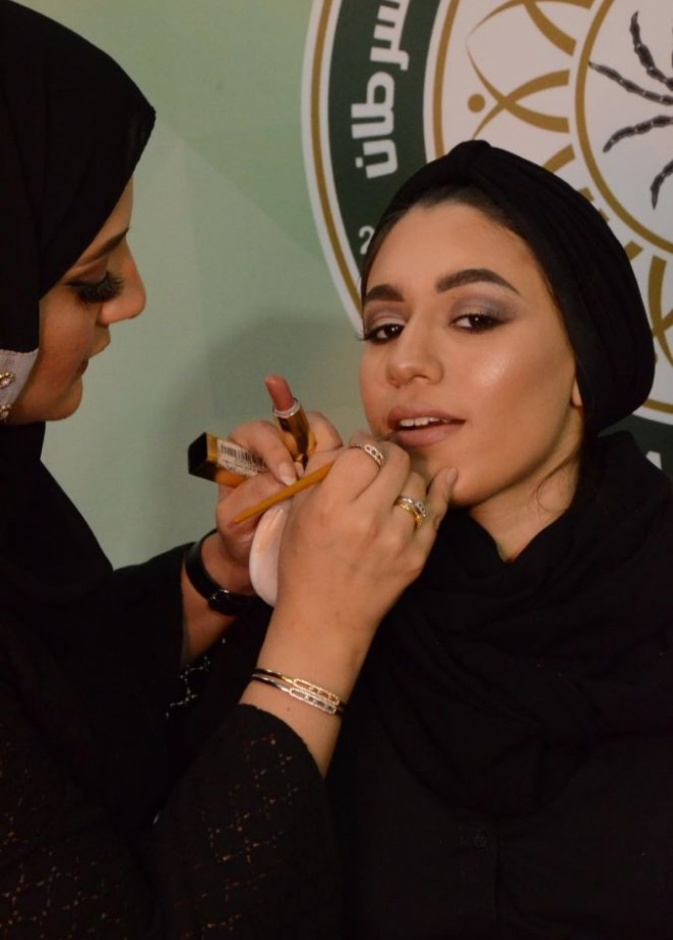 دورات متخصصة في المكياج للمصابات بالسرطان تقيمها رؤى الهاشمي