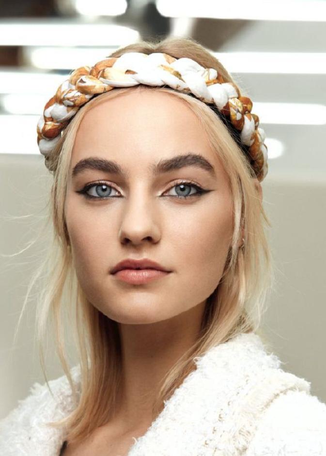 رسمات الآيلاينر الاسود من دار لويس فويتون Louis Vuitton مع الآيلاينر العريض بأسلوب جريء.