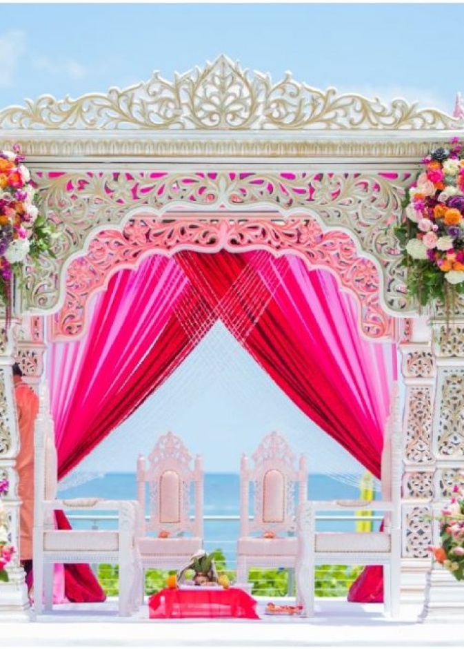 زينة وردية اللون