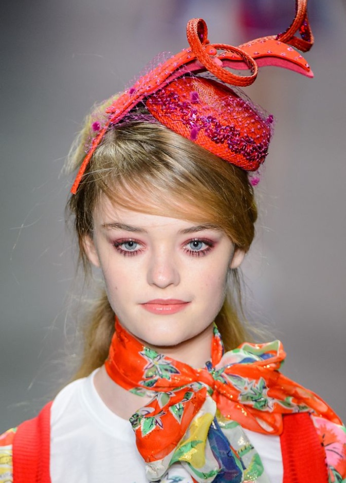صور اكسسوارات شعر من الخرز من آنا سوي Anna Sui