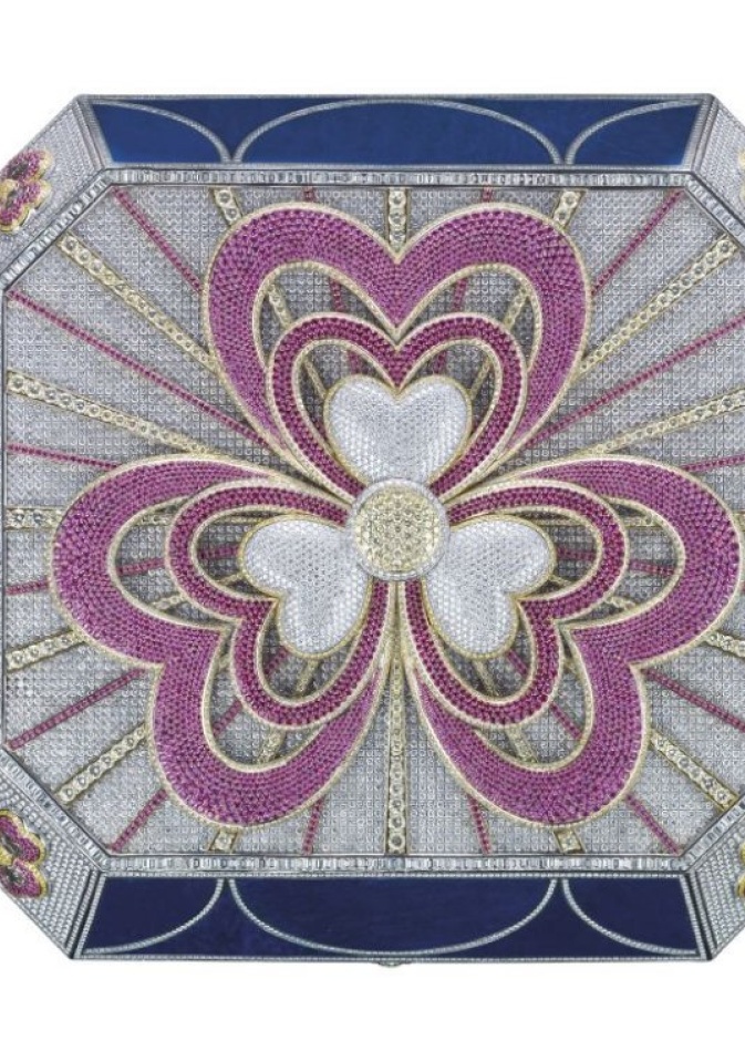 صُمم برسم زهرة الخلود الخاص بمعوّض Mouawad