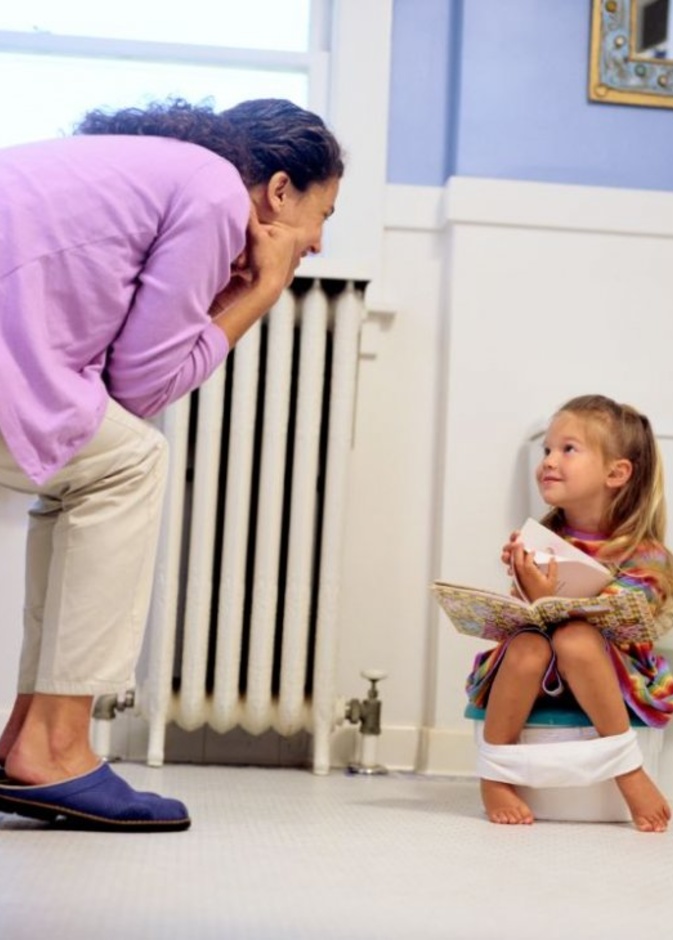 عودي طفلك على المرحاض بالتدريج لتعليم الطفل