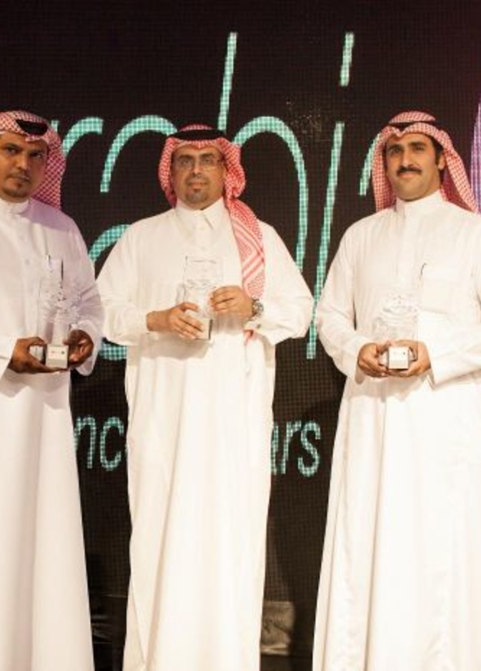 عبدالله الدويش يتوسط سالم وعدنان.