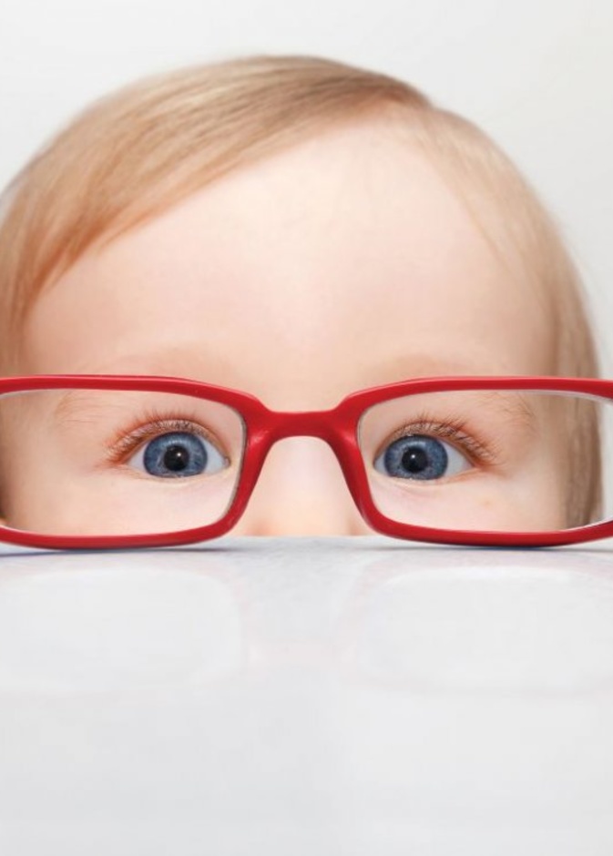 من علامات ضعف النظر لدى الطفل فركه المستمر للعينين 