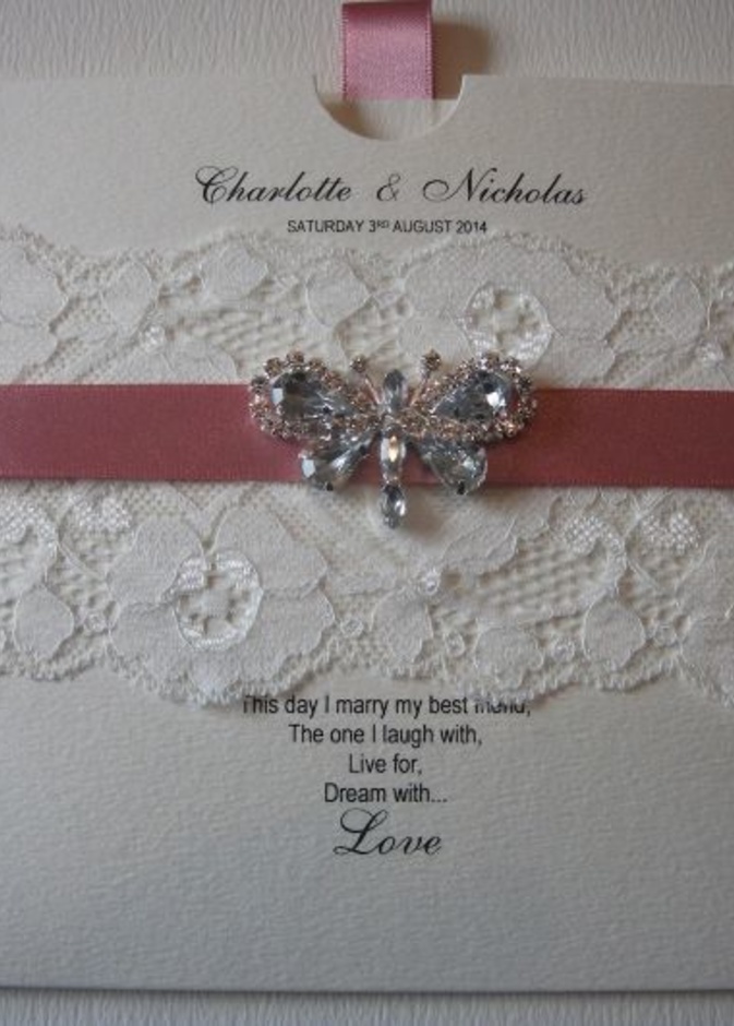 فراشة كريستال تزين بطاقة الزفاف.