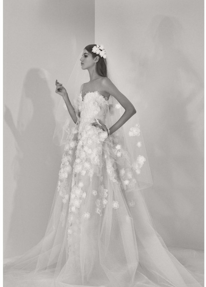 فساتين ديكولتية من مجموعة اوسكار دي لا رينتا Oscar De La Renta لعروس 2017