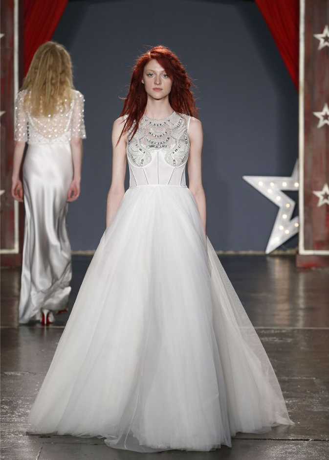 اجمل فساتين الزفاف مع الكورسيه الضيق لإطلالة ساحرة..