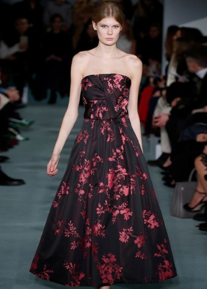 فستان باللون الاحمر الداكن من اوسكار دي لارنتا