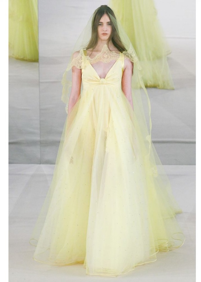 فستان عرس باللون الأحمر من مجموعة جيني باكهام