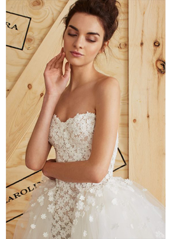 فستان عروس كارولينا هيريرا المميزه بالوورد الصغيره