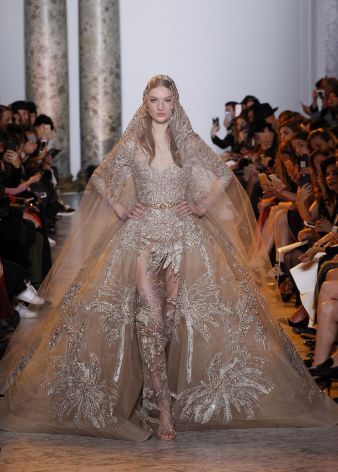 فستان زفاف من ايلي صعب باللون الذهبي