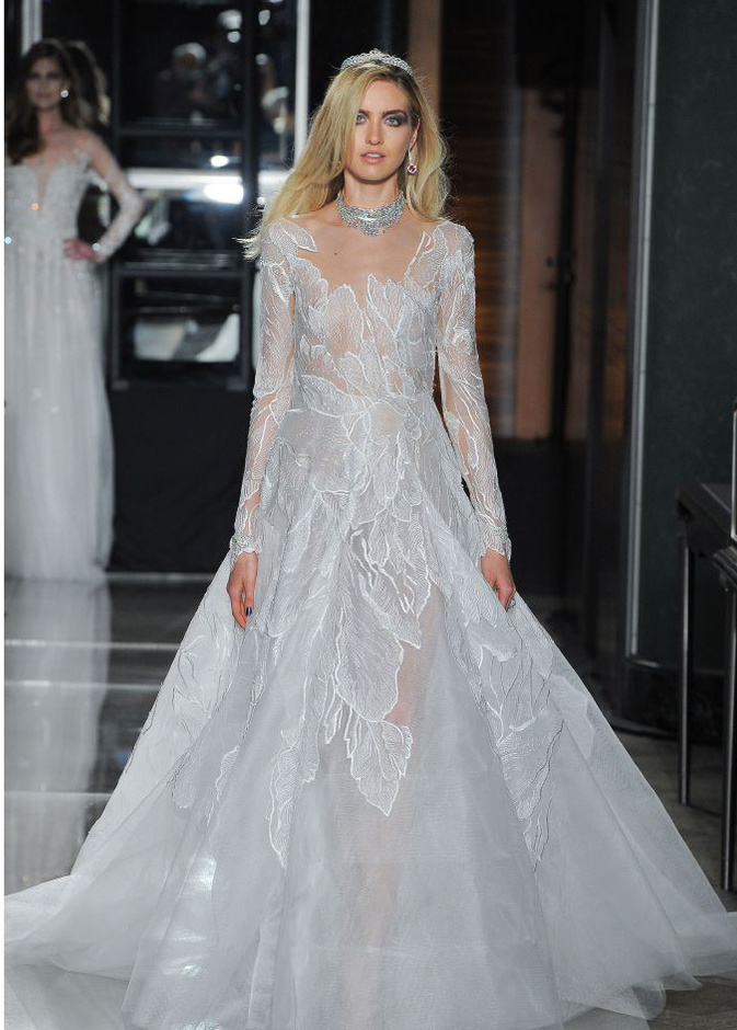 فستان مكشوف الاكتاف من مجموعة ريم عكرا لربيع 2018