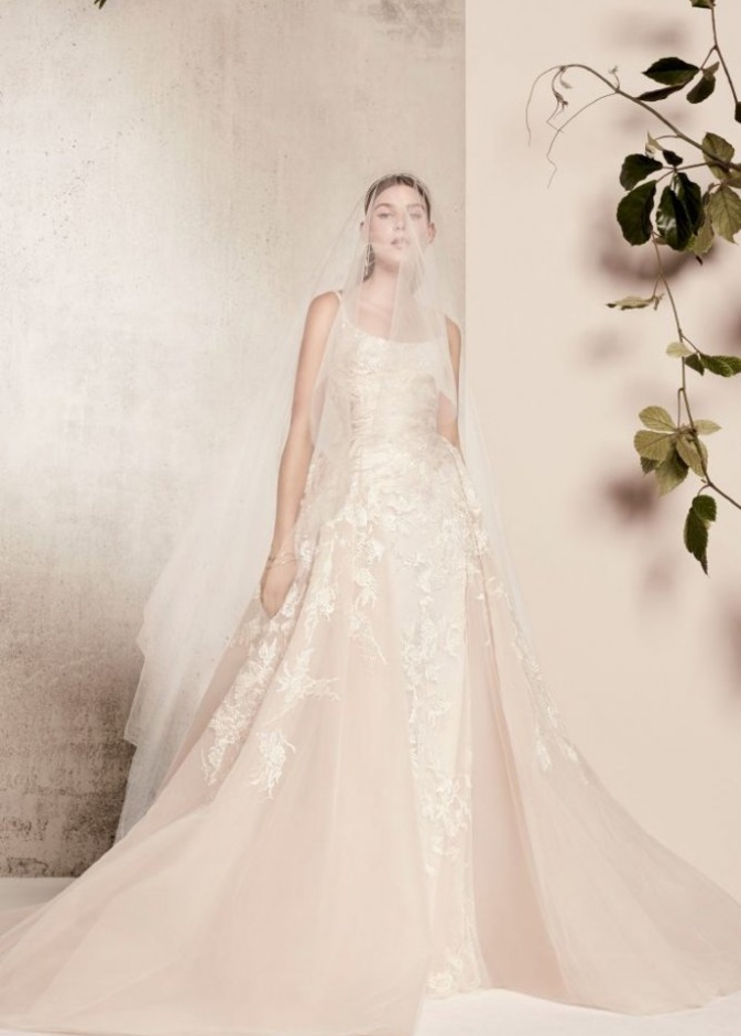 فستان كارولينا هيريرا