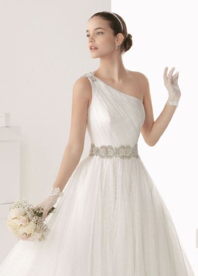 كوني أميرة إغريقية.. واختاري فستان زفافكِ بكتف واحد