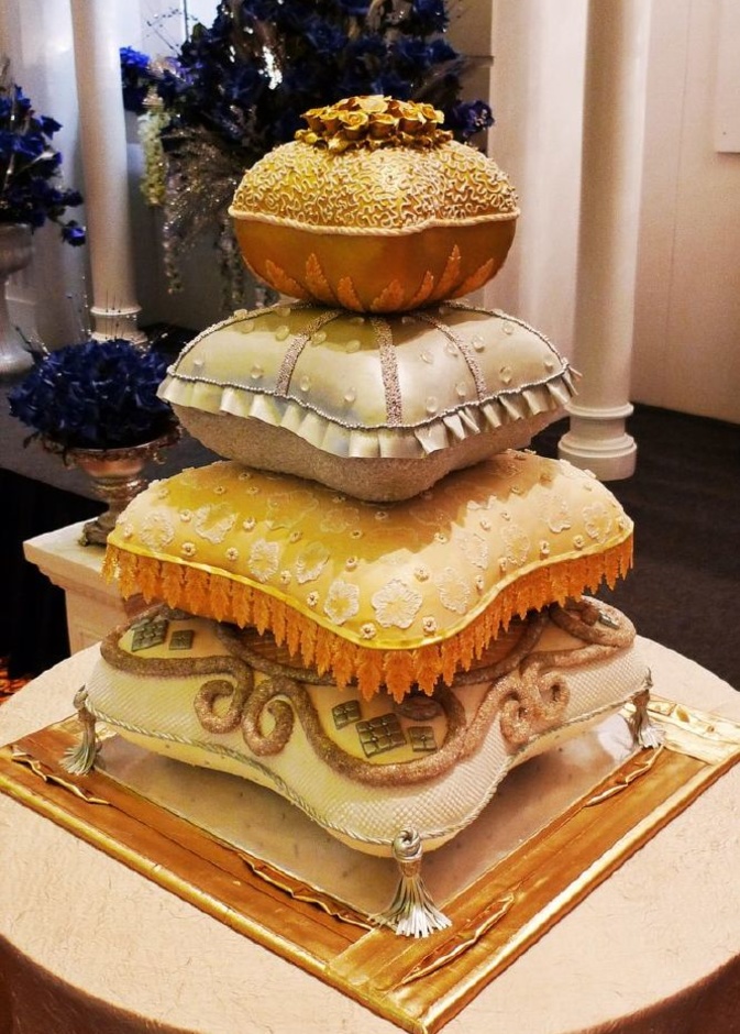 كعكة الزفاف من وحي الوسائد 
