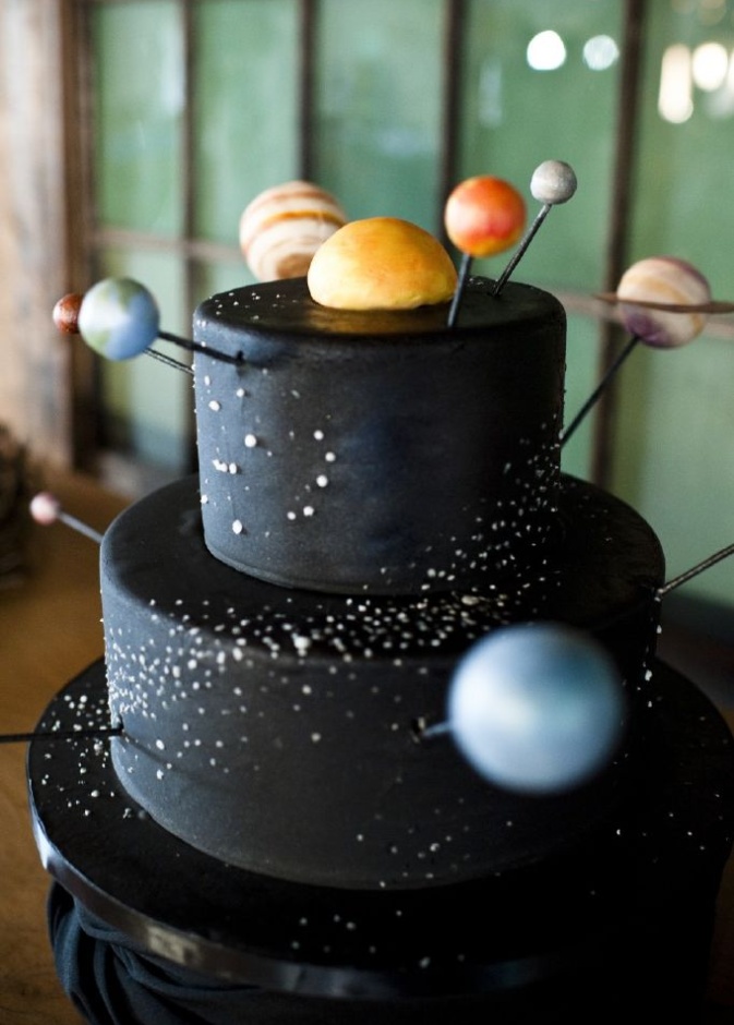 كعكة زفاف سوداء مستوحاة من العالم المبهر للفضاء الخارجي