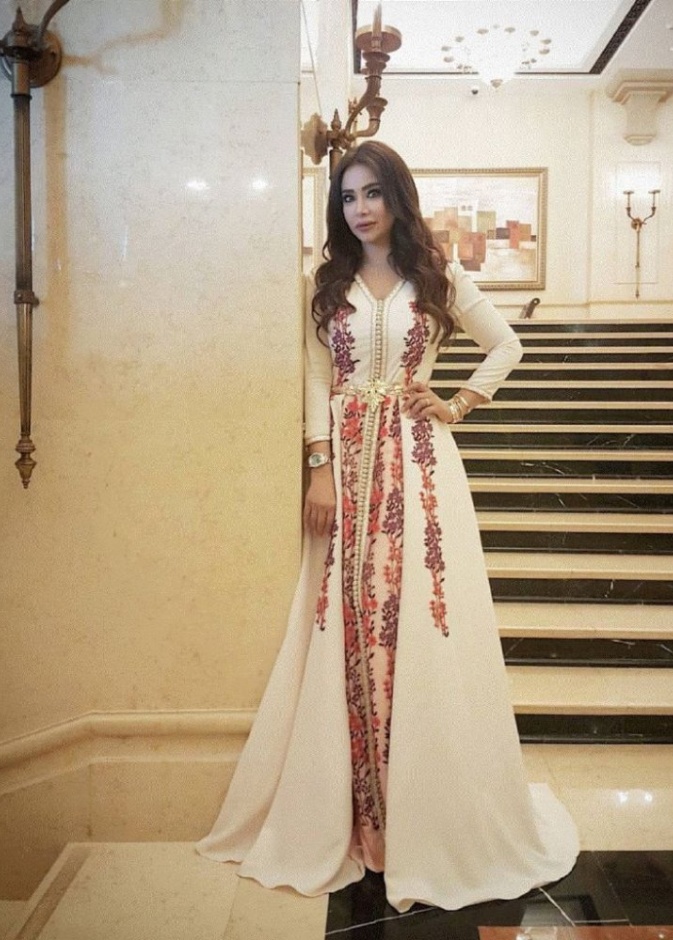نجوى كرم تتألق بقفطان مغربي مع التطريز.