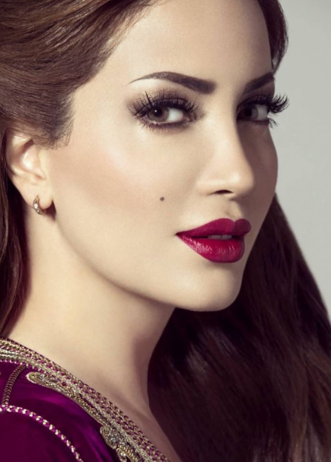 مكياج برونزي وبارز من اختيار ديانا كرزون