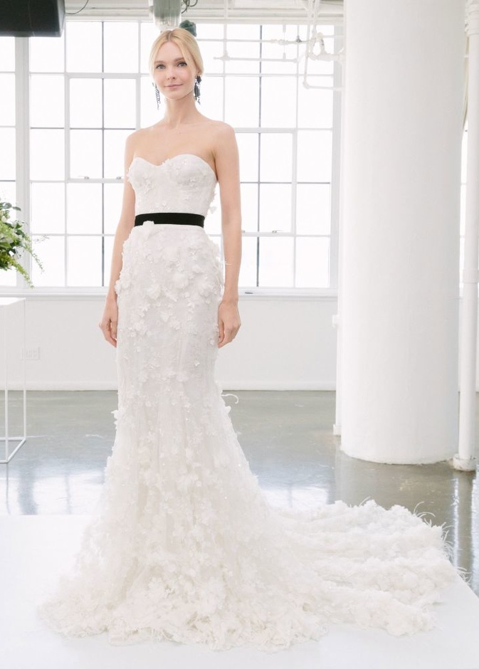 فستان مكشوف الاكتاف من مجموعة ريم عكرا لربيع 2018