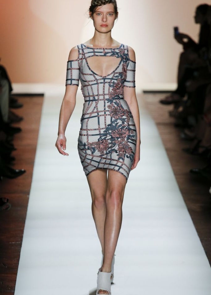 قصّات هندسية في أزياء Herve Leger