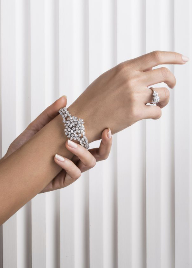 نعومة تصميم سوار العروس الماسي من دار ابراهيم زين