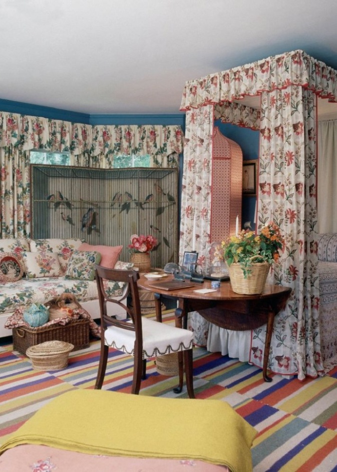 نقشات الورود أضافت على ديكور غرفة الجلوس مرحا و جمالا