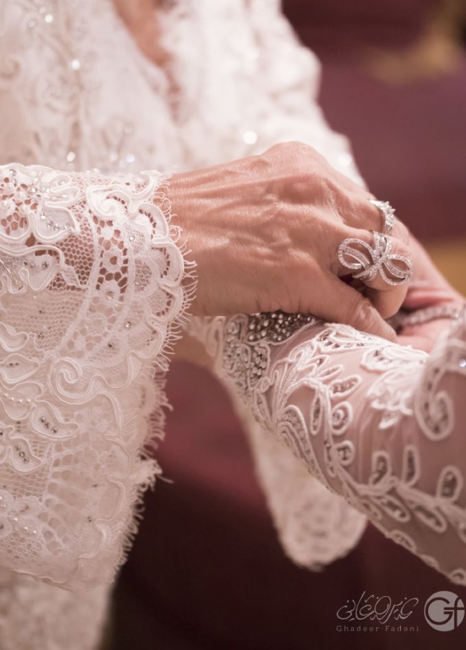 والدة العروس و اهتمامها بأبنتها في ليلة عمرها