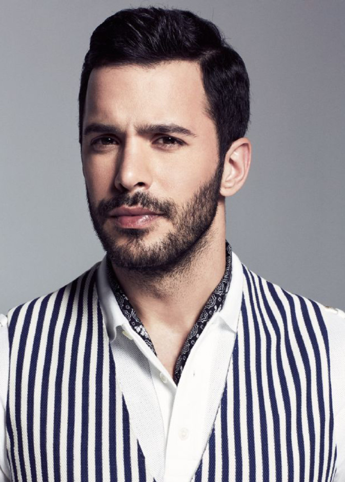 ينوّع بخياراته بإطلالات أنيقة بلمسات عصرية وشبابية