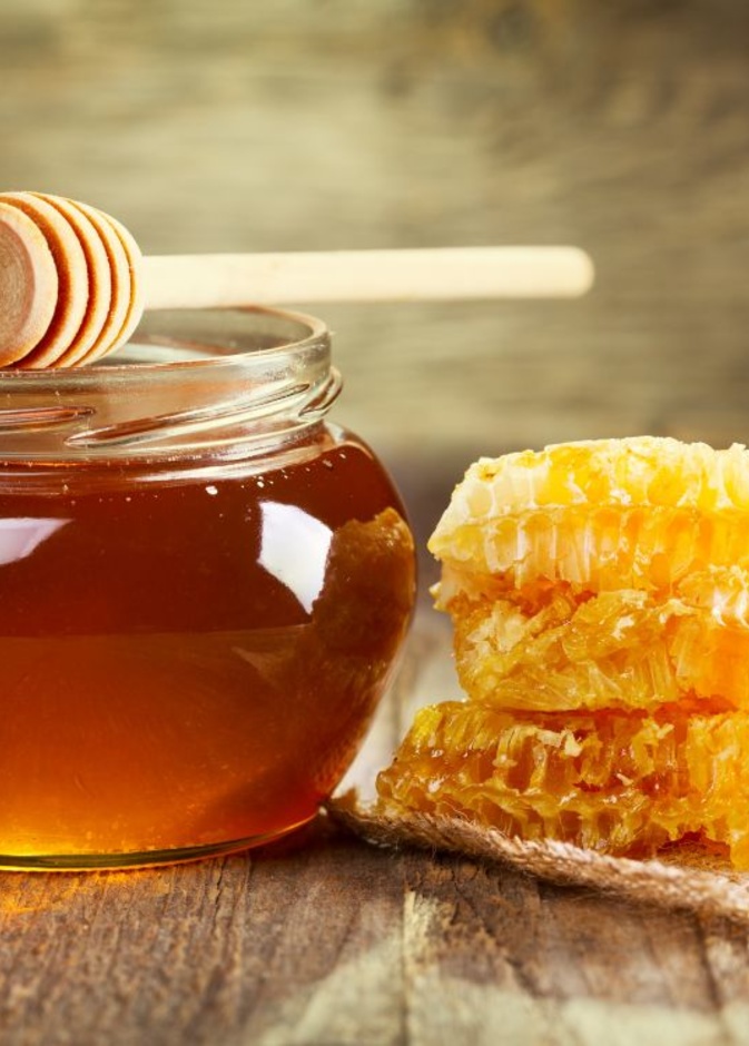 الملعقة الخشبية او البلاستيكية او الزجاجية الافضل لتناول العسل