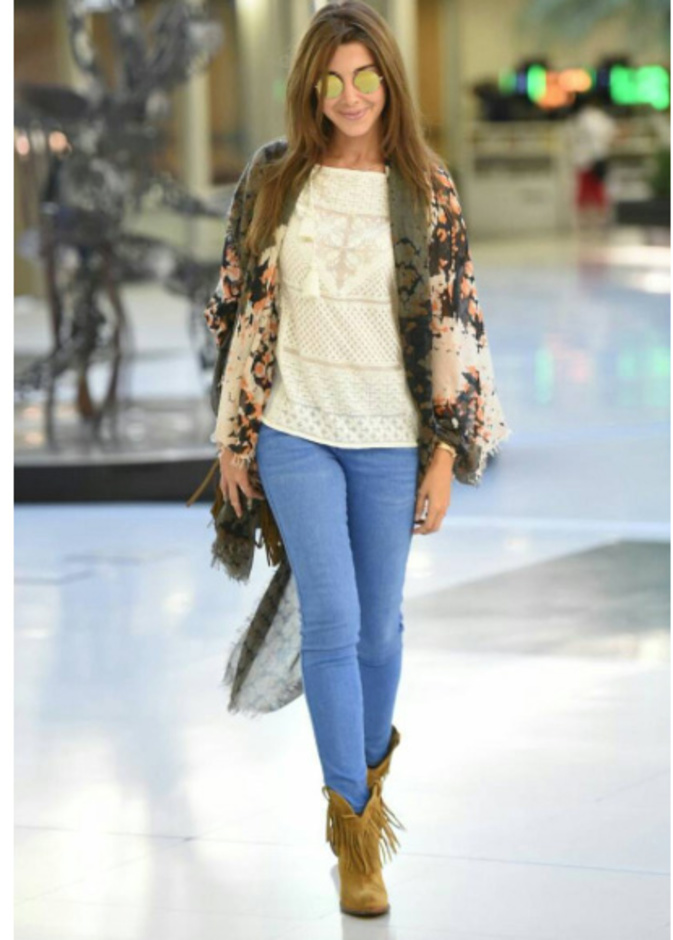 تنتقي الأحذية الرياضية وتنسقها بعفوية