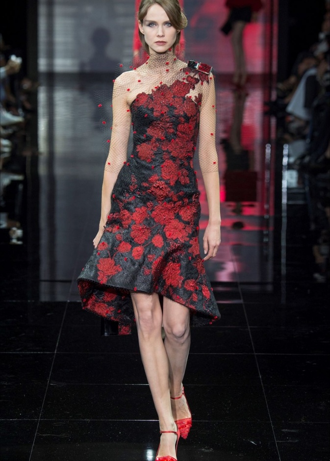 إحتفال مبكر  بعيد الحب في عرض Armani Prive!