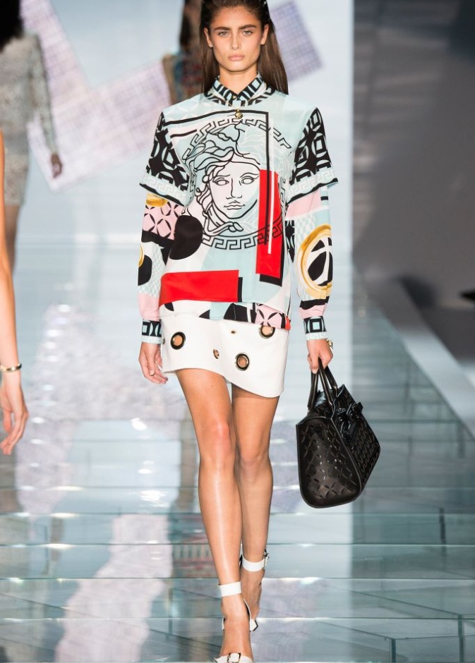 Versace في أكثر مجموعاتها عصريةً وجمالاً!