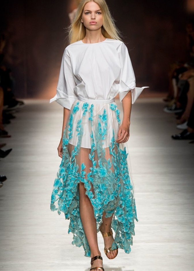 رومنسية Blumarine تنعكس بشفافية على المجموعة الجديدة