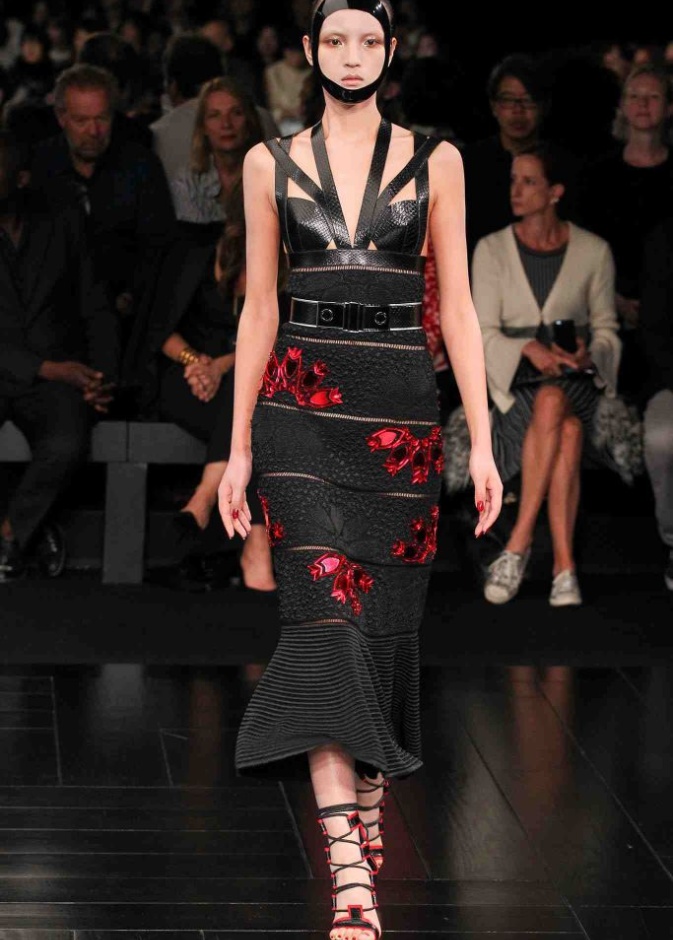 أناقة غامضة لربيع ALEXANDER MCQUEEN